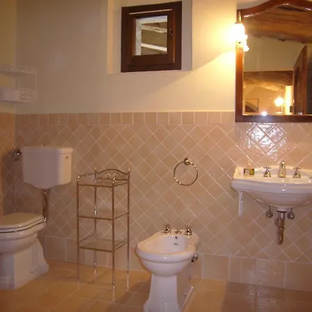 Borgo Storico Cisterna בית חווה *