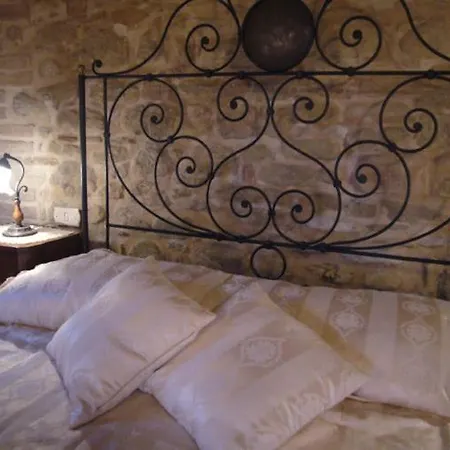 Borgo Storico Cisterna בית חווה *