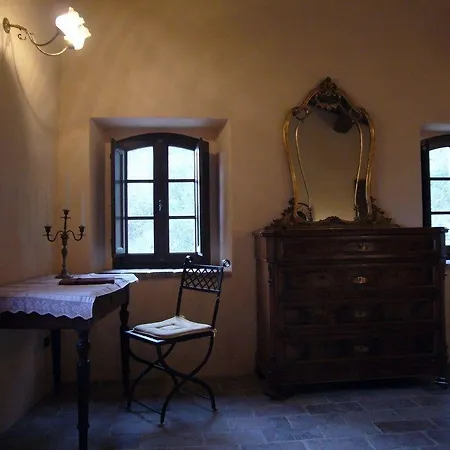 Borgo Storico Cisterna בית חווה *