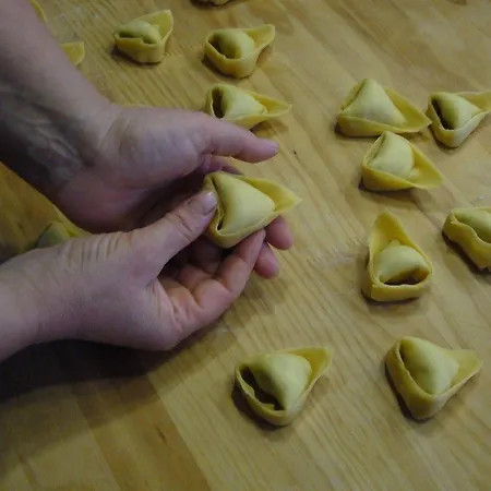 Borgo Storico Cisterna בית חווה *