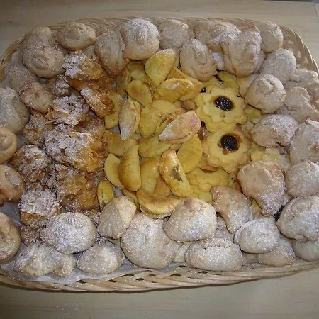 Borgo Storico Cisterna בית חווה *