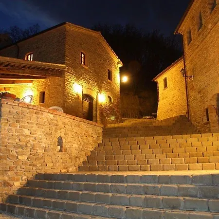 Borgo Storico Cisterna בית חווה *