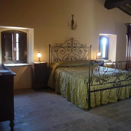 Borgo Storico Cisterna Farm stay